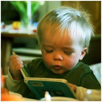 Buchstart - lesendes Kind
